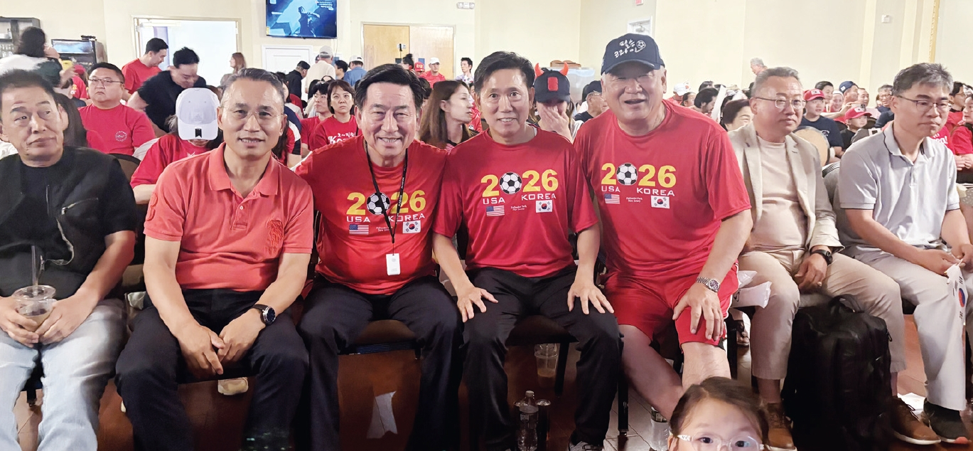 뉴저지대한체육회(회장 박정열)와 NY.NJ 월드컵위원회는 지난 18일 팰리세이즈파크 파인플라자 4층에서 대한민국 축구대표팀의 월드컵 경기 합동응원전을 펼쳤다. 이날 한국은 멕시코에 0-1로 아쉽게 패했지만 500여 명의 한인 동포들의 응원 열기는 경기 내내 이어졌다.                      [뉴저지대한체육회]