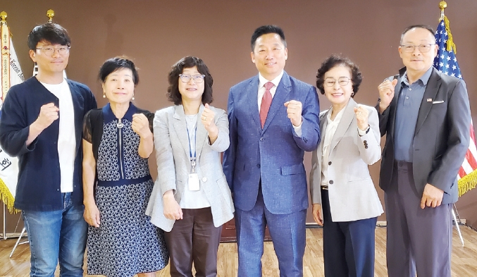 지난 5월말 부임한 이정미 뉴욕한국문화원장은 23일 부임 인사차 뉴욕한인회를 방문했다. 이 원장은 뉴욕한인회 이명석 회장과 공동 행사 등에 긴밀하게 협력하기로 의견을 같이했다.  [뉴욕한인회]
