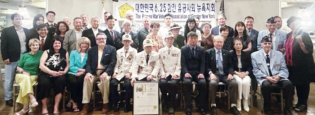 한국전쟁 76주년을 기념하는 한미 6·25 참전용사 합동 오찬회가 24일 베이사이드 마벨라 식당에서 열렸다. 대한민국6·25참전유공자회 뉴욕지회가 주최하고 민주평통 뉴욕협의회가 주관한 이날 행사에는 한국전 참전용사들과 한인사회 및 정치권 관계자들이 참석해 자유와 평화를 지켜낸 참전용사들의 희생과 헌신에 감사의 뜻을 전했다.  [대한민국6·25참전유공자회 뉴욕지회]