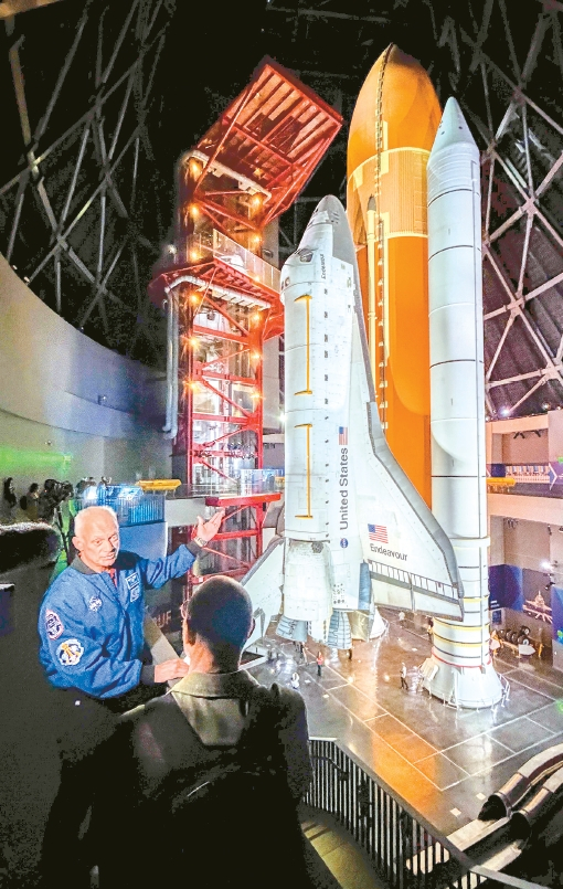 24일 전 NASA 우주비행사 존 '대니' 올리바스(왼쪽)가 LA 엑스포지션파크 내 캘리포니아 사이언스센터 사무엘 오신 항공우주센터에서 우주왕복선 엔데버호를 설명하고 있다. 실제 고체 로켓 부스터와 외부 연료탱크를 결합한 수직 발사 형태의 엔데버호는 이날 처음 언론에 공개됐다. 일반 공개는 오는 11월 13일부터다.                              김상진 기자