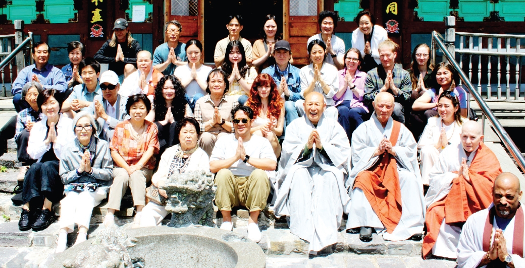 지난 21일 뉴욕개산 백림사에서 열린 제27회 백림보궁 개산대재에서 회주 개석 혜종 대종사 등 불자들이 평화로운 불국토 성취를 기원했다.  [뉴욕백림사]