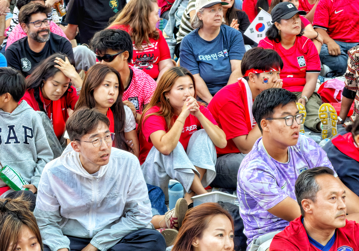24일 LA 한인타운 리버티공원에서 열린 한국-남아공 조별리그 3차전 단체 응원전에서 한국이 0-1로 뒤진 채 경기 종료를 앞두자 한인들이 침통한 표정으로 경기를 지켜보고 있다. 김상진 기자 