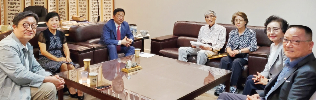 인하대학교 국제관계연구소가 뉴욕한인회, 뉴욕조선족동포회를 방문해 상호 협력관계를 확대해 나가기로 했다. 인하대 교수이자 국제연구관계연구소를 이끌고 있는 이진영 소장은 지난 24일 두 단체를 방문해 재외동포 및 K-문화·K-교육 분야의 50개 온라인 강좌를 무료로 제공하고, 향후 온라인 교육 프로그램을 공동개발하는 계획을 논의했다. [뉴욕한인회]