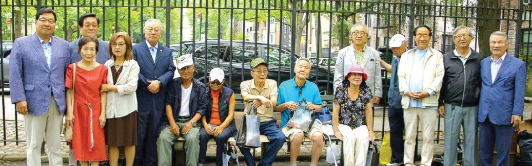 국가원로회 뉴욕지회 의장인 김용걸 신부와 21희망재단 김준택 이사장 및 변종덕 명예이사장 등이 지난 26일 퀸즈 플러싱 위핑비치파크에서 한인 노숙자 10명에게 갈비탕 점심을 제공했다. 이들은 매달 노숙인들에게 점심을 제공하고 있다. [국가원로회 뉴욕지회]