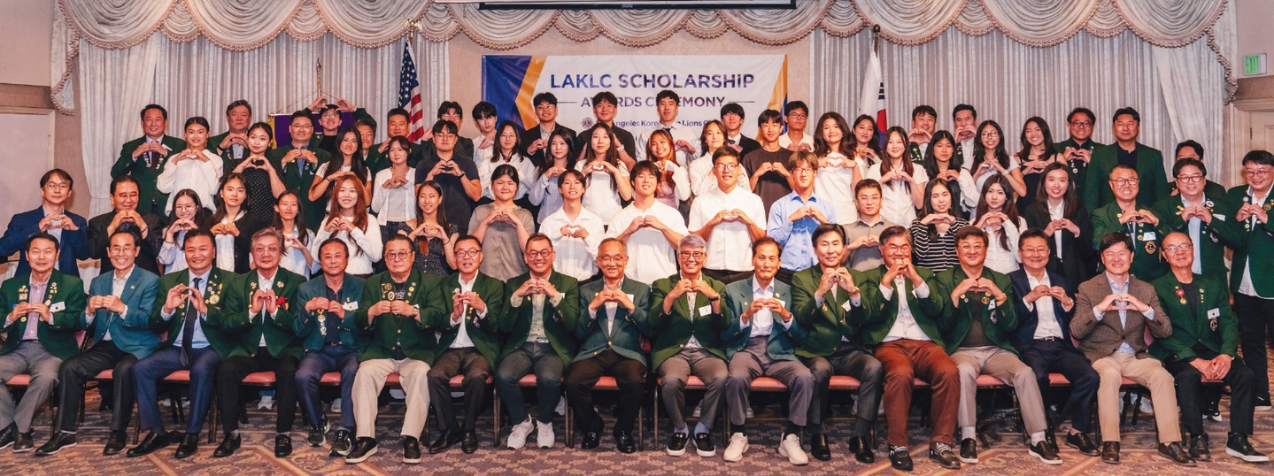 LA 코리아타운 라이온스클럽이 한인 학생과 지역 교육기관에 총 19만4000달러의 장학금 및 교육지원금을 전달했다. 라이온스클럽은 지난 23일 옥스포드 팔레스 호텔에서 ‘2026 장학금 전달식’을 열고 대학 신입생 및 재학생 30명에게 1인당 4000달러씩 총 12만 달러의 장학금을 수여했다.    [LA 코리아타운 라이온스클럽 제공]