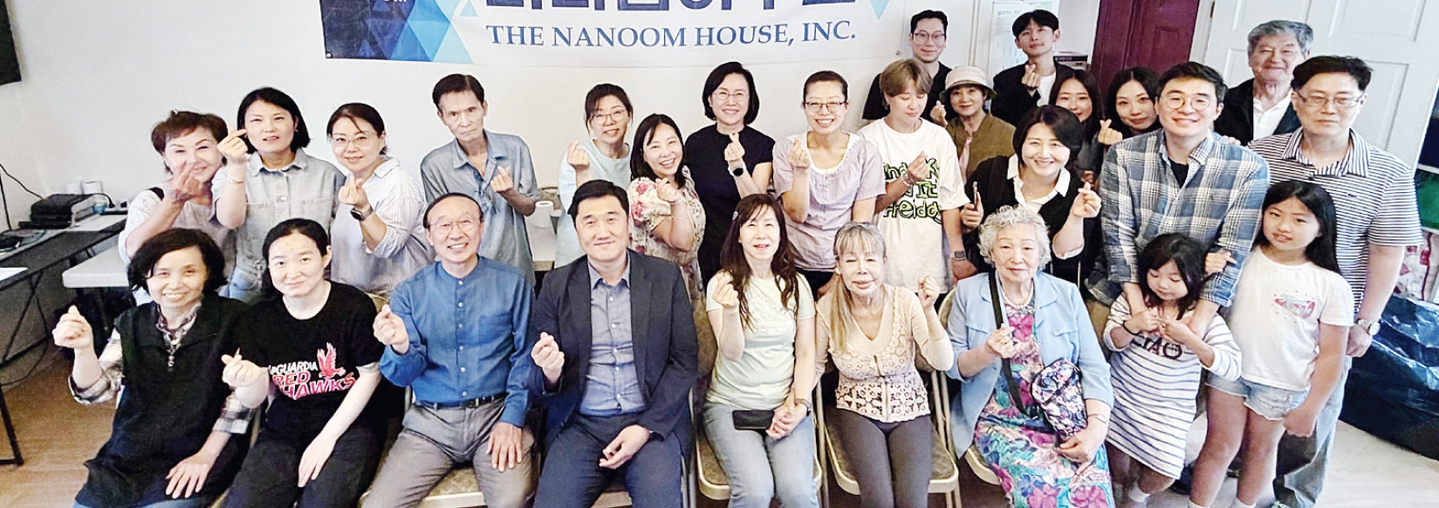 지난 20일 뉴저지 은혜의강교회(담임 김성준 목사) ‘사랑이 뭐길래’ 선교팀은 담임목사와 함께 더나눔하우스를 방문, 한인 노숙인 및 위기 이웃 공동체를 위로하고 희망의 메시지를 전했다. 이날 선교팀은 정성껏 준비한 점심식사를 대접하며 입실자들과 이야기를 나누고, 삶의 아픔을 공감하며 다시 일어설 수 있다는 소망을 전했다.  [뉴저지 은혜의강교회]