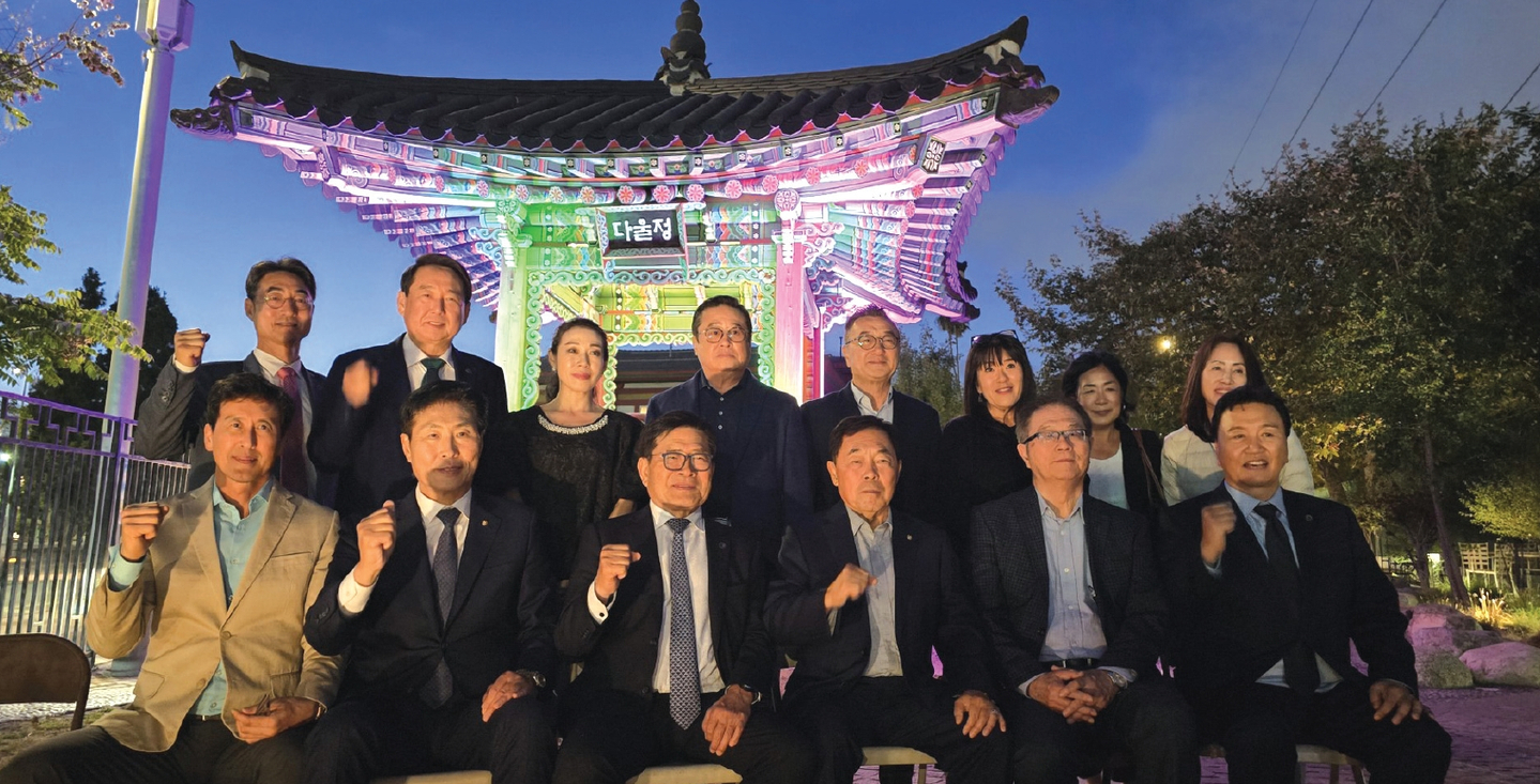 LA한인상공회의소(회장 정상봉) 지도부가 지난달 29일 오후 LA 한인타운 소재 다울정에서 전등과 전기 장비 정비 완료를 기념해 점등식을 갖고 자축의 시간을 가졌다. 그간 주변에 설치된 기둥모형의 전등과 원형전등이 불이 들어오지 않는 상태로 있었는데 수리가 마무리됐다.                  [LA한인상의 제공]