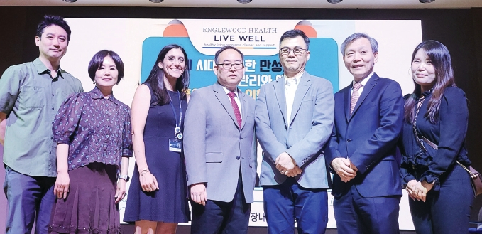 AWCA(회장 제미경)는 지난달 28일 잉글우드 병원 강당에서 ‘100세 시대를 위한 만성질환 관리와 예방’을 주제로 의학세미나와 에이지 프렌들리 리소스센터 및 헬스케어 액세스센터 설명회를 열었다. 이날 250여 명이 참석한 가운데 신경내과 최윤범, 심장내과 정재훈, 내과 선성우 전문의의 강연을 들었다.  [AWCA]