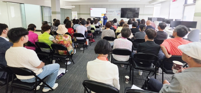 에스더하재단은 지난달 27일 음악치료와 북토크를 통한 정신건강세미나를 개최했다. 이날 참가자들은 음악이 주는 정신적인 위안과 심리치료 강의를 들을 수 있었다.  [에스더하재단]