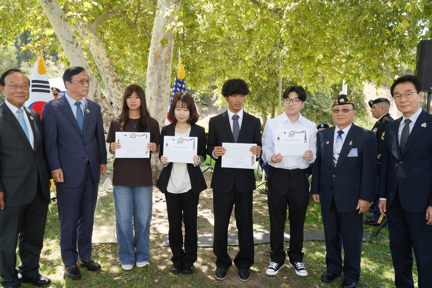 박윤숙(맨 오른쪽) 회장을 비롯한 한국전 참전기념비위원회 관계자들이 참전용사 후손 장학생들과 함께 자리했다. 박 회장 왼쪽은 토니 박 위원, 맨 왼쪽부터 차례로 노명수 상임고문, 강석희 고문.  [위원회 제공]                