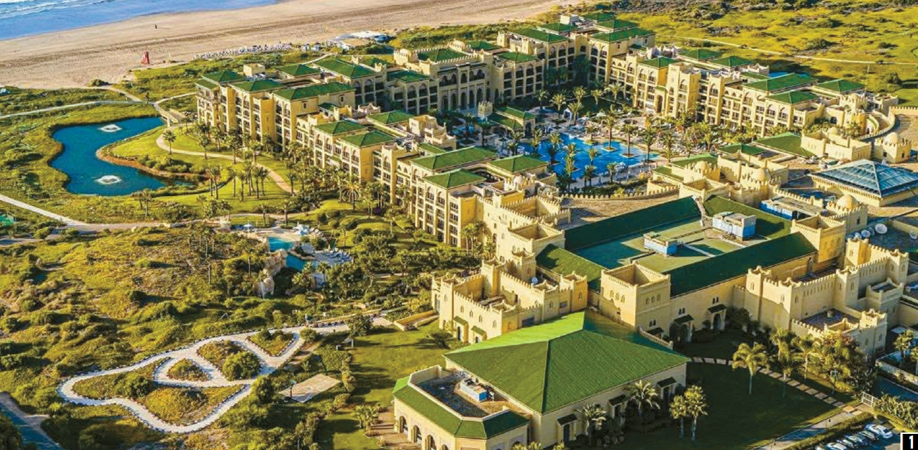  1. 모로코 대서양 연안에 자리한 마자간 비치 & 골프 리조트(Mazagan Beach & Golf Resort) 전경. 끝없이 이어진 해변과 푸른 바다를 배경으로, 모로코 전통 건축 양식의 리조트 단지가 어우러져 휴양과 골프를 함께 즐길 수 있는 이국적인 풍광을 보여준다.