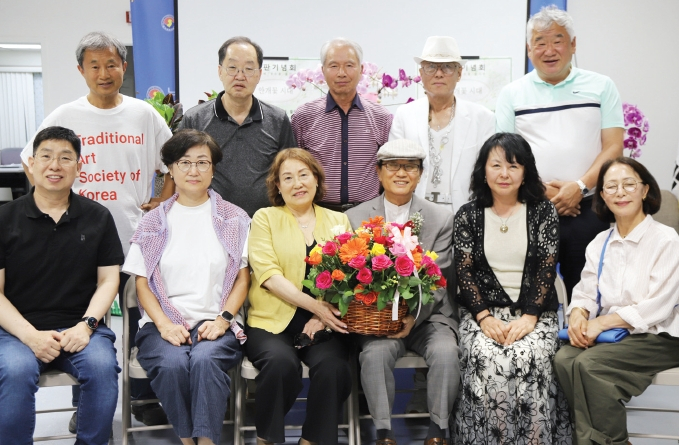 소설가 겸 기타리스트인 김상규 뉴저지 세탁협회장이 지난달 27일 뉴저지 한인회관에서 신작 소설 '안개꽃 시대' 출판 기념회를 개최했다. 이날 행사에는 60여 명의 단체장과 지인들이 참석해 출간을 축하했으며, 저자의 작품 이야기와 기타 연주, 노래 공연이 함께 펼쳐졌다. [뉴저지한인회]