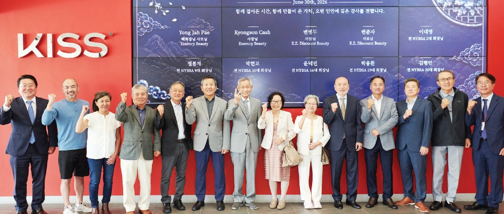 로비 웰컴 사인 앞에서 화이팅을 외치고 있는 키스뷰티그룹 ‘오랜 동행, 감사의 날’ 행사 참가자들.  [사진 키스뷰티그룹]