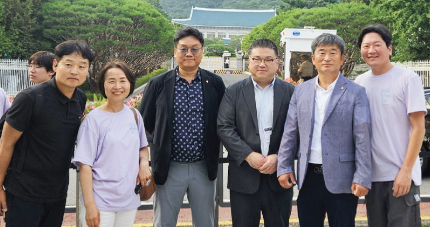 민주평화통일자문회의 뉴욕협의회가 진행하는‘2026 차세대 K-Democracy & Heritage 한국방문 프로그램’ 참가 학생들이 지난 3일 강원도 고성 통일전망대와 청와대 사랑채 특별전을 방문하며 대한민국의 역사와 민주주의, 평화통일의 가치를 직접 체험하는 뜻깊은 시간을 가졌다. 이시화 회장은 “차세대들이 교과서가 아닌 현장에서 대한민국의 역사와 민주주의, 평화통일의 의미를 체험하는 것이 이번 프로그램의 목적”이라고 전했다.  [민주평통 뉴욕협의회]