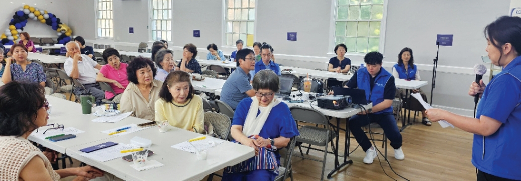 KCS 한인봉사센터는 지난 1일 웨스트체스터 지역 한인들을 위한 첫 여름학기 프로그램을 개강했다. 이번 프로그램은 스마트폰 및 AI 활용 교육, 서예, 키보드 연주, 건강 교육 등으로 구성됐으며, 지역 한인들이 뉴욕시까지 이동하지 않고 가까운 곳에서 필요한 교육과 서비스를 받을 수 있도록 마련됐다.  [KCS 한인봉사센터]