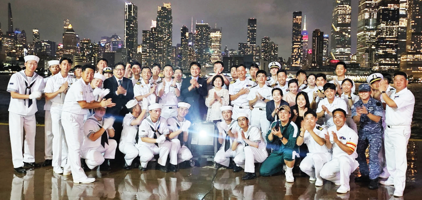 뉴욕총영사관과 대한민국 해군이 5일 뉴욕 허드슨리버에 투묘한 문무대왕함에서 미국 독립 250주년 국제관함식(Sail 4th 250) 계기 함상 리셉션을 개최했다. 이번 행사에는 미 해군과 동포사회 대표 등 약 150명이 참석해 독립기념일을 축하하고 한미동맹과 국제 해양협력의 의미를 되새겼다.             [뉴욕총영사관]