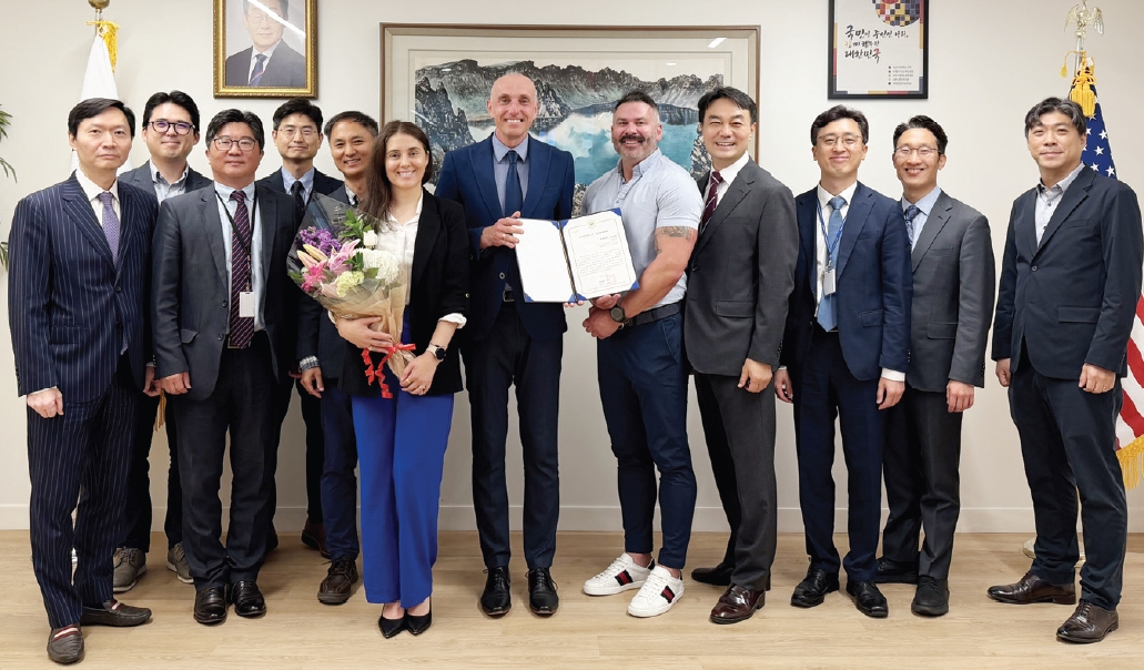 뉴욕총영사관이 7일 메인주 포틀랜드 경찰관 안젤코 나피알로(Andjelko Napijalo.오른쪽 6번째)에게 감사장을 수여했다.  [사진 뉴욕총영사관]