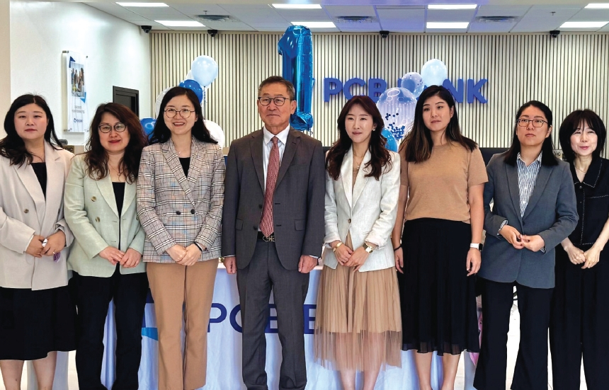 PCB 뱅크(행장 헨리 김) 조지아 스와니 지점이 지난 7일 오픈 1주년을 맞아 고객 사은 행사를 가졌다. 은행은 이날 지점을 방문한 고객들에게 다과와 사은품을 선사했다. 스와니 지점 직원들과 김 행장(왼쪽에서 네번째). 정은정 지점장(왼쪽에서 세번째)이 함께 자리했다.  [PCB 뱅크]