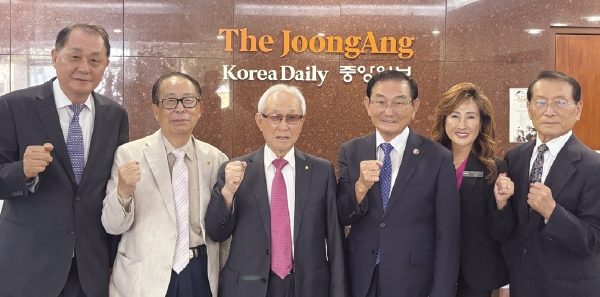 이승만 건국대통령 기념사업회의 최광일 부회장(왼쪽부터), 김재권 수석부회장, 박형만 이사장, 박요한 회장, 샤론 이 차세대 담당 부회장, 전세문 부회장. 