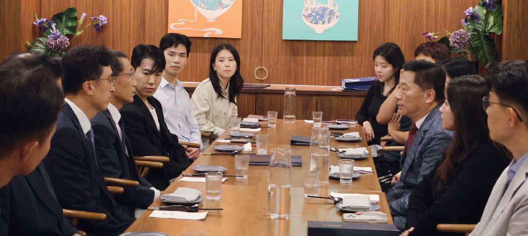 유재성 한국경찰청장 직무대행은 지난 6일 맨해튼 코리아타운에서 뉴욕한인회와 뉴욕총영사관, 뉴욕대(NYU)·컬럼비아대 한국유학생회 회장단을 만나 한인사회와 유학생들의 안전 대책을 논의했다. 유 직무대행은 한인사회 안전과 권익 증진에 기여한 공로로 이명석 뉴욕한인회장과 김기영 사무차장, 학생회장단에게 감사장을 수여했다.  [뉴욕한인회]