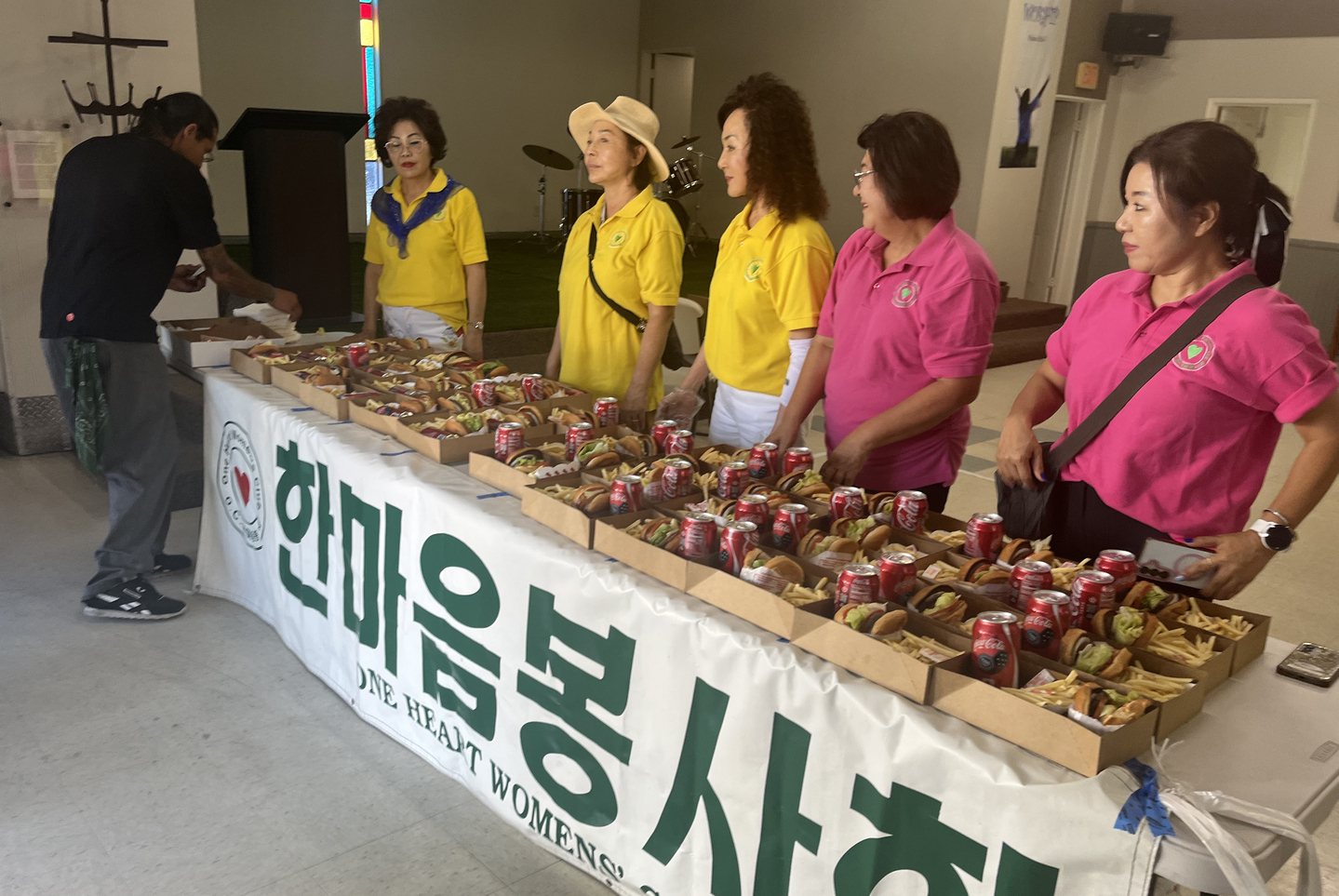 한마음봉사회(회장 김선옥) 회원들은 지난 9일 가든그로브의 제일장로교회에서 홈리스에게 점심을 제공했다. 회원들이 햄버거와 감자튀김, 음료수를 나눠주고 있다. [한마음봉사회 제공]