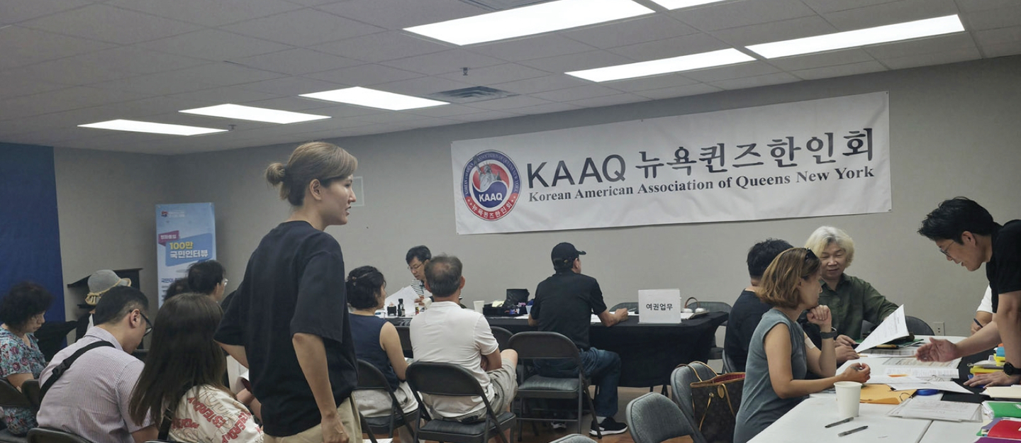 퀸즈한인회가 지난 9일 플러싱 퀸즈한인회관에서 뉴욕총영사관과 함께 7월 순회영사 서비스를 실시했다. 이날 순회영사 서비스에는 118명의 교민이 방문했으며, 여름방학을 맞아 국적이탈 신고를 위한 학생들과 가족들의 방문이 크게 늘었다. 이와 함께 국적상실 신고 및 위임장, 여권 신청 및 갱신 등 다양한 민원 업무가 원활하게 처리됐다.                                               [퀸즈한인회]