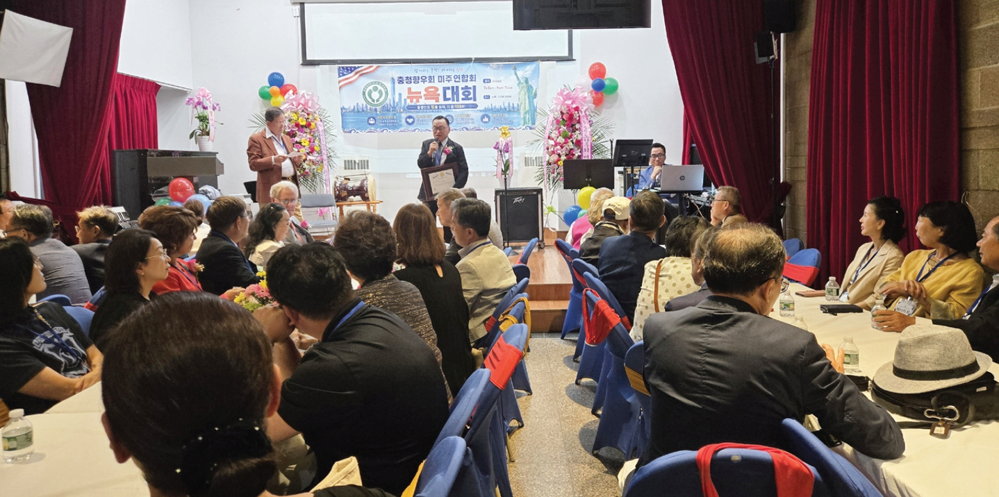 미주충청향우회총연합회는 뉴욕충청향우회 주관 하에 지난 9일 플러싱 GLF 커뮤니티 센터에서 미국 전역 대도시 충청도민회 회장들이 참석한 가운데 만찬 모임을 가졌다.           [미주충청향우회총연합회]