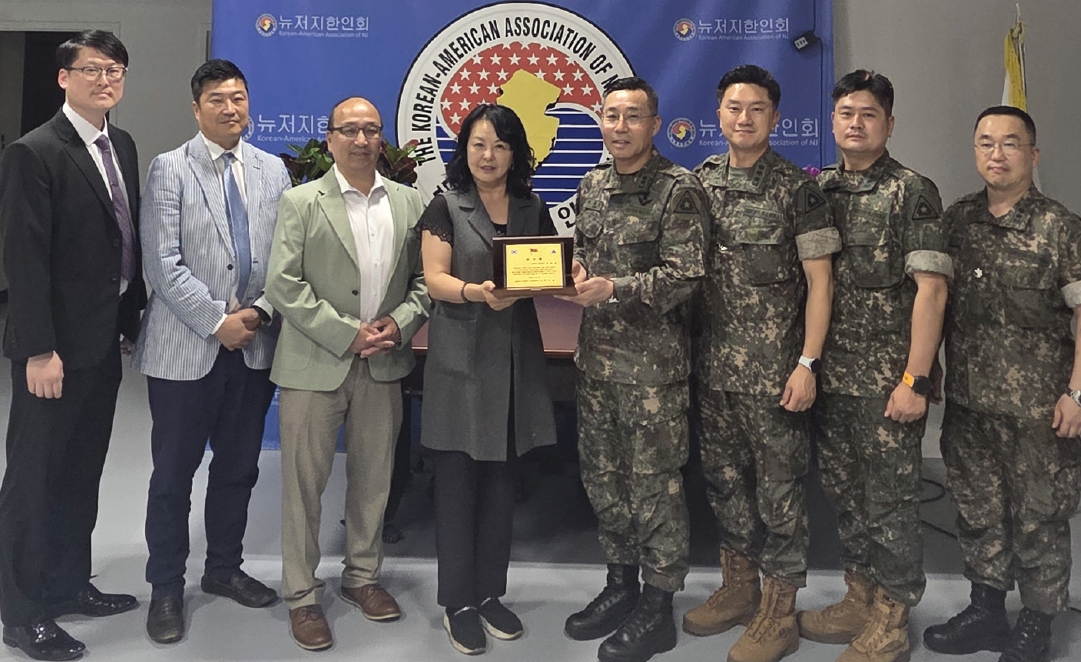 미 육군 인력획득 마케팅 전략과 획득전문가 정책연수 확대 협의를 위해 방미한 대한민국 육군본부 인사참모부 대표단이 뉴저지한인회를 방문했다. 장희열 소장(오른쪽 네 번째)은 참전용사 예우와 지원에 앞장서 온 송미숙 뉴저지한인회장에게 감사패를 전달했다.                          [뉴저지한인회]