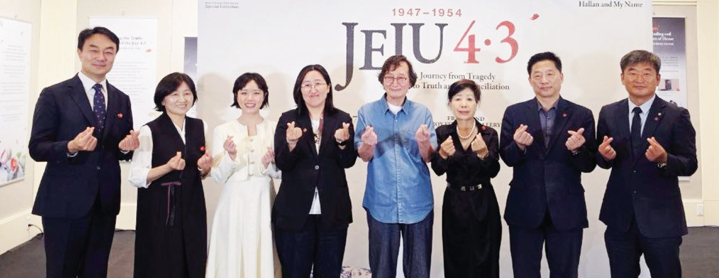 12일 뉴욕 링컨센터에서 제주 4.3 국제특별전이 개막한 가운데, 김상호 뉴욕총영사가 개막식에 참석해 “제주의 붉은 동백꽃이 뉴욕 링컨센터에 피어났다”고 축사했다. 이번 특별전은 제주4.3평화재단, 제주4.3희생자유족회가 공동주관해 16일까지 필름 앳 링컨센터에서 열린다.                      [뉴욕총영사관]