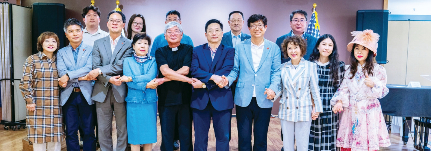 제주특별자치도 박천수 행정부지사 등 일행 9명이 지난 11일 맨해튼 뉴욕한인회관을 방문했다. 이들 일행은 오는 16일까지 맨해튼 링컨센터에서 열리는 제주 4.3 국제특별전 및 제주 4.3사건을 주제로 한 뉴욕아시안영화제 공식 초청작 두 편의 홍보를 요청했으며, 박 부지사는 “4.3의 국제적 의미를 부각시키기 위해 적극적인 협조를 부탁드린다”고 전했다.                                        [뉴욕한인회]