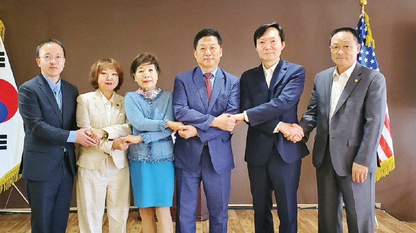 뉴욕총영사관의 강영신 부총영사(오른쪽 두 번째)가 부임 인사 및 실무 협의차 13일 뉴욕한인회를 방문했다. 강 부총영사는 “앞으로 여러 분야에서 뉴욕한인회와 긴밀히 소통하고 협력하겠다”고 밝혔다.  [뉴욕한인회]
