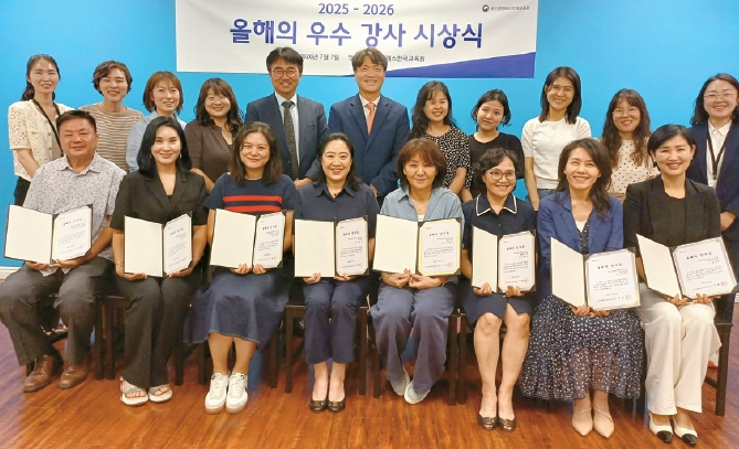 올해의 우수강사로 선정된 교사들이 시상식 후 기념촬영을 했다. [LA한국교육원 제공]