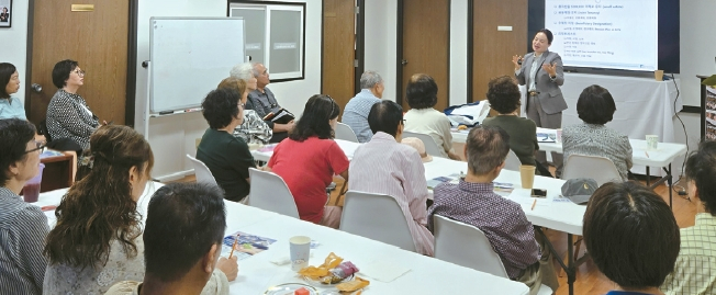 WCF가 주최한 상속워크숍에서 헬렌 나 변호사가 강연을 하고 있다. [WCF제공]