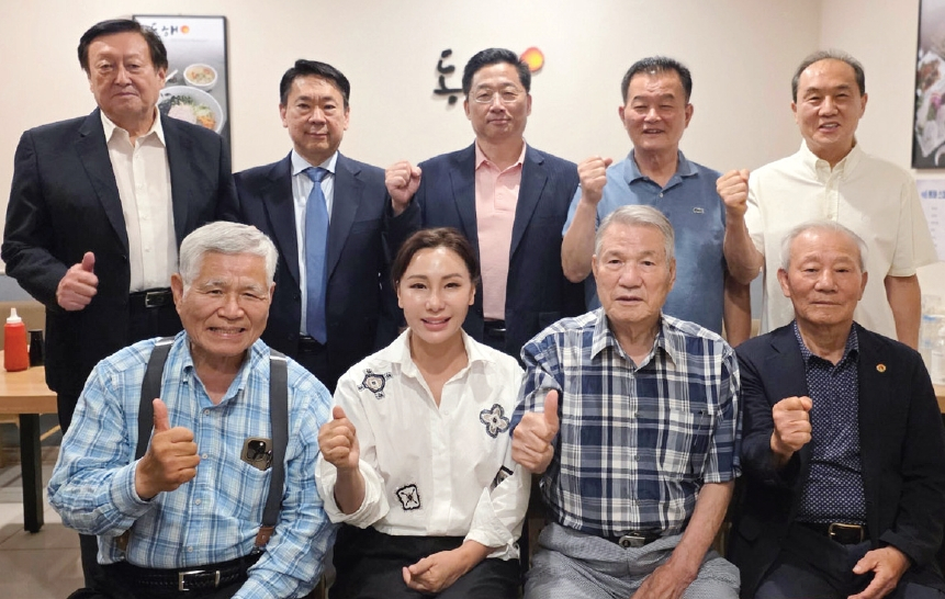 뉴욕한인회 역대회장단협의회 임시모임이 15일 뉴저지 동해수산 식당에서 개최됐다. 이날 모임에서 뉴욕한인회 재개발 추진위원회 위원 보강과 향후 회관재개발 진행절차 및 방향 논의, 한인회관 밀린 세금 현황 관련 등에 대한 논의가 진행됐다.  [뉴욕한인회 역대회장단협의회]