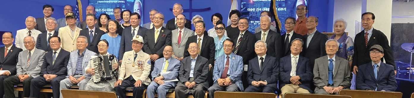 이승만건국대통령기념사업회 뉴욕지회가 18일 퀸즈 프라미스교회에서 이승만 대통령 서거 61주년 추모예식을 진행했다. 이날 행사에는 회원들 및 각종 한인단체 임원진들이 참석해 추모사를 했다.  [이승만건국대통령기념사업회 뉴욕지회]