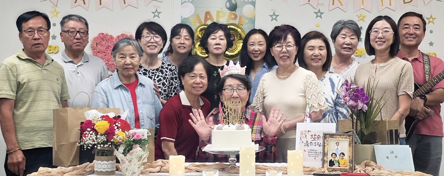 미주중앙일보 전 편집국장 홍석인씨의 팔순 잔치가 지난 16일 토런스 백삼위한인천주교회에서 열렸다. 이날 행사는 백삼위한인천주교회 성령기도회팀이 마련했다. 참석자들은 평생 언론인으로 헌신하고 성령기도회에 꾸준히 참석하며 삶을 통해 신앙을 실천해온 홍씨의 팔순을 축하하며 뜻깊은 시간을 보냈다. 성령기도회팀은 “모두가 은혜롭고 행복한 시간을 보냈다”며 “함께할 수 있도록 해주신 하느님께 감사드린다”고 전했다.  [이인석씨 제공] 