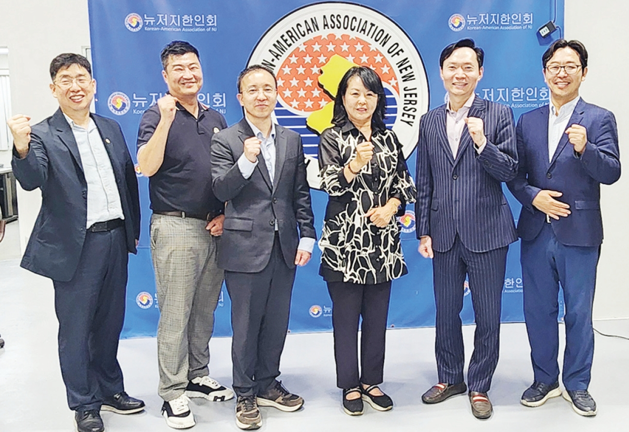 뉴저지한인회는 21일 뉴저지한인회관에서 새로 부임한 강영신 주뉴욕총영사관 부총영사와 간담회를 열고 한인회관 건립기금 모금운동과 순회영사 서비스의 효율적인 운영, 한인 동포 권익 신장을 위한 협력 방안을 논의했다. 왼쪽부터 장신근 사무총장, 황성호 부회장, 다니엘 이 부이사장, 송미숙 회장, 강영신 부총영사, 한샘엘 영사.                                                 [뉴저지한인회]
