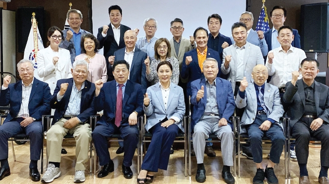뉴욕한인회관 재개발 추진위원회 출정식...22일 맨해튼 뉴욕한인회관에서 출범식을 개최한 뉴욕한인회관 재개발 추진위원회가 기념촬영을 하고 있다.  [뉴욕한인회]