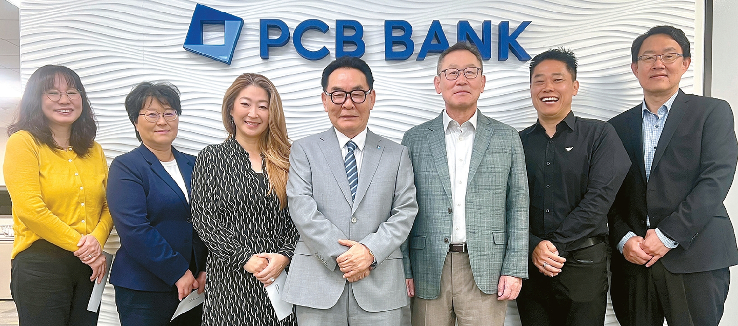 PCB뱅크(행장 헨리 김)는 최근 이상영(가운데) 이사장의 개인 재단인 Lee & Lee 파운데이션과 함께 직원 자녀들의 대학 진학을 지원하는 장학금 프로그램을 실시했다고 밝혔다. 올해는 직원 자녀 가운데 고등학교 12학년에 재학 중인 대학 진학 예정자 총 8명이 선발됐으며, 각각 5000달러씩 총 4만 달러의 장학금이 전달됐다. 헨리 김(오른쪽에서 3번째) 행장과 이 이사장이 장학금 수여 대상 직원들과 함께 기념사진을 촬영했다.   [PCB뱅크 제공]