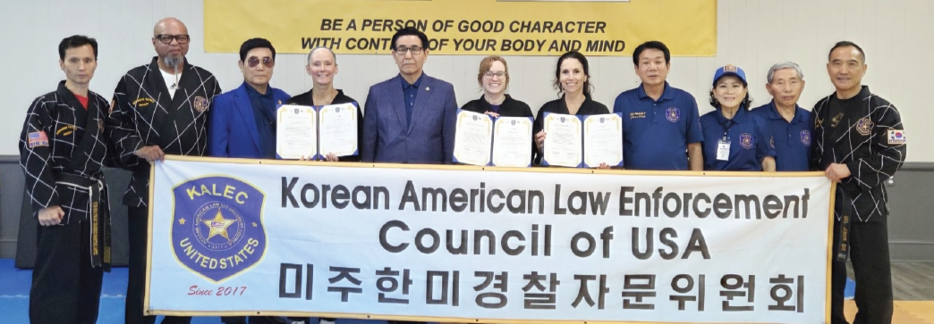 미주한미경찰자문위원회는 지난 22일 뉴저지 버겐카운티에서 교정국 직원들을 대상으로 제1차 호신술 교육 수료식을 열었다. 이날 이남희.장태산 그랜드마스터(오른쪽 끝)는 교정국 직원들을 대상으로 호신술 시범을 선보였다. 행사에는 정영열 총회장과 제우스 홍 이사장, 최영배 고문 등이 참석해 수료생들을 격려했다.  [미주한미경찰자문위원회]