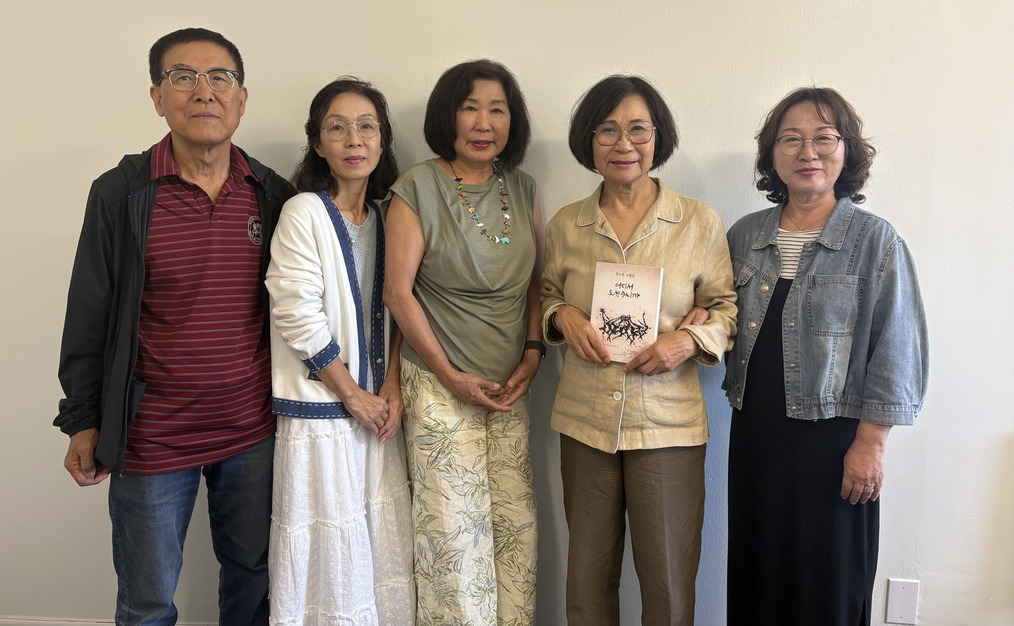 오렌지 글사랑의 정찬열(맨 왼쪽부터) 강사, 이영미 회장, 윤옥희 부회장, 조앤 권 전 회장, 김현실 총무.