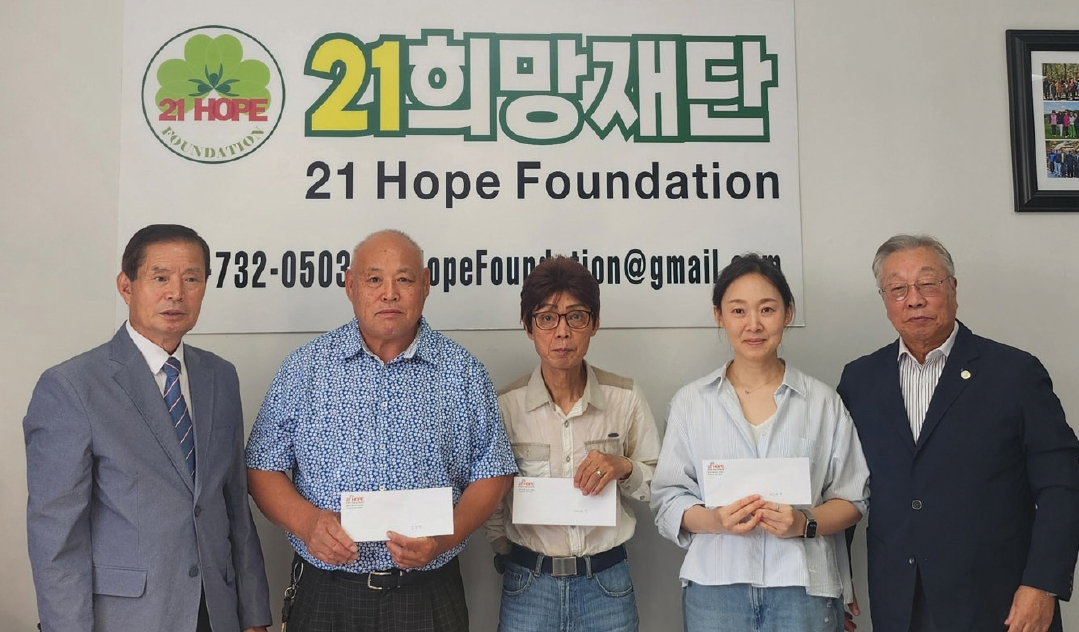 21희망재단이 지난 22일 재단 사무실에서 신체장애와 수술 등의 이유로 생활고를 겪는 한인 3명에게 각각 1000달러씩 총 3000달러 지원금을 전달했다. 김준택 이사장(오른쪽)은 수혜자들에게 “용기와 희망을 갖고 살아줄 것”을 당부했다.                                             [21희망재단]