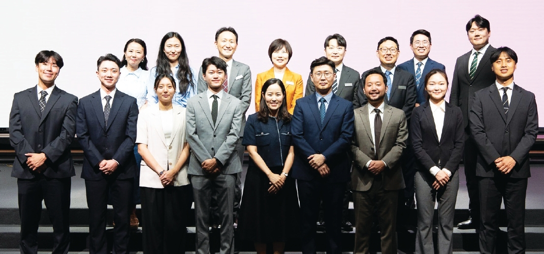손창민 담임목사(앞줄 오른쪽에서 네번째)와 장학생, 교회 관계자들이 기념촬영을 하고 있다.  [에브리데이교회 제공]