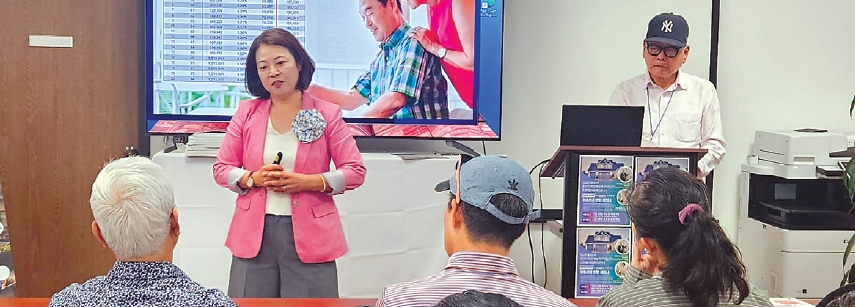문선영(정면에 서있는 사람) WCF 대표가 은퇴재정 설계와 운영전략에 대해 강연하고 있다. [WCF 제공]