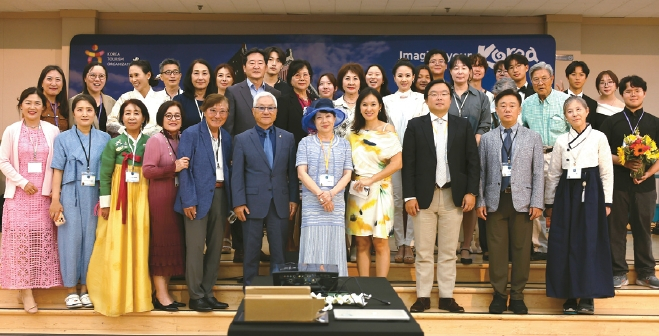 하우스 오브 코리아가 주최한 '제8회 코리아 풀 나이트 행사'가 지난 25일 발보아 파크에서 열렸다. 이날 행사가 끝난 후 주요 관계자와 참석자들이 기념 촬영을 했다. 사진 앞줄 왼쪽에서 3번째 김경라 이사, 6번 째부터 임천빈 한인회 명예회장, 황정주 회장, 이진영 감독. [자원봉사자 조성환씨 제공]