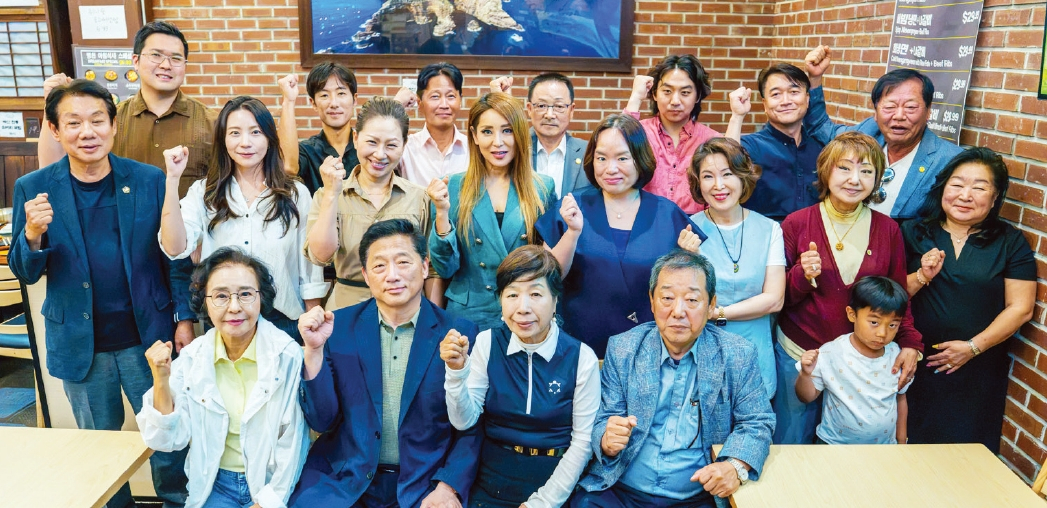 뉴욕한인회 부회장단과 이사장단 20여명이 지난 27일 퀸즈 플러싱 병천식당에서 합동모임을 개최하고 후반기 사업계획을 논의했다. 이날 모임에서 이에스더 이사장은 “뉴욕한인회관 보수비용 및 기타 지출 비용이 계속 늘어나고 있다”며 뉴욕한인회에 1만 달러를 기부했다.  [뉴욕한인회]