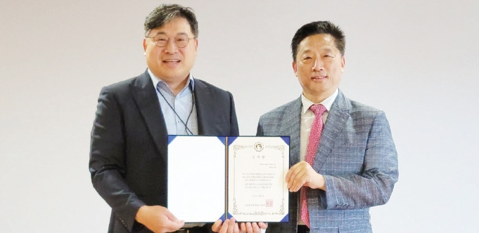 뉴욕한인회가 지난 28일 맨해튼 뉴욕한인회관에서 주뉴욕총영사관의 이동규 영사(왼쪽)에게 감사장을 수여했다. 이명석 뉴욕한인회장은 “이 영사가 지난 3년 동안 동포담당 및 정무영사로 재임하는 동안 남다른 사명감과 열정으로 재외국민 보호와 동포 지원 업무에 헌신적으로 공헌했다”고 설명했다.  [뉴욕한인회]