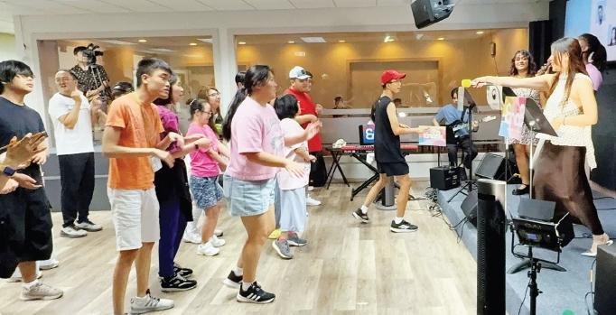 문화복지 비영리단체 이노비가 1일 재외동포청과 뉴욕총영사관의 후원으로 뉴욕밀알선교단에서 장애인 가족과 함께 무더위를 날려버릴 시원한 여름 콘서트를 개최했다. 이번 공연 출연진은 브로드웨이 뮤지컬 넘버부터 최신 케이팝, 대중적인 팝송과 ‘케이팝 데몬 헌터스’ 주제가까지 남녀노소 누구나 즐길 수 있는 다양한 장르의 음악을 선보였다.  [이노비]
