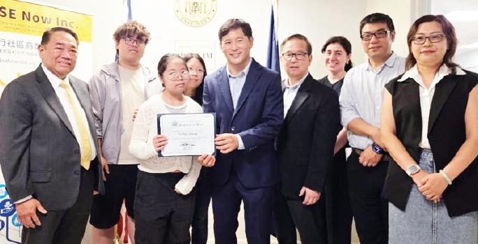 론 김 뉴욕주하원의원(민주·40선거구)은 지난달 31일 장학 프로그램을 발표하고, 지역 학생 장학생들을 선정하여 표창했다. [론 김 주하원의원실]