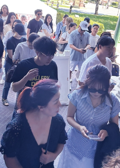 무더위에도 줄을 선 관객들이 입장을 기다리고 있다.